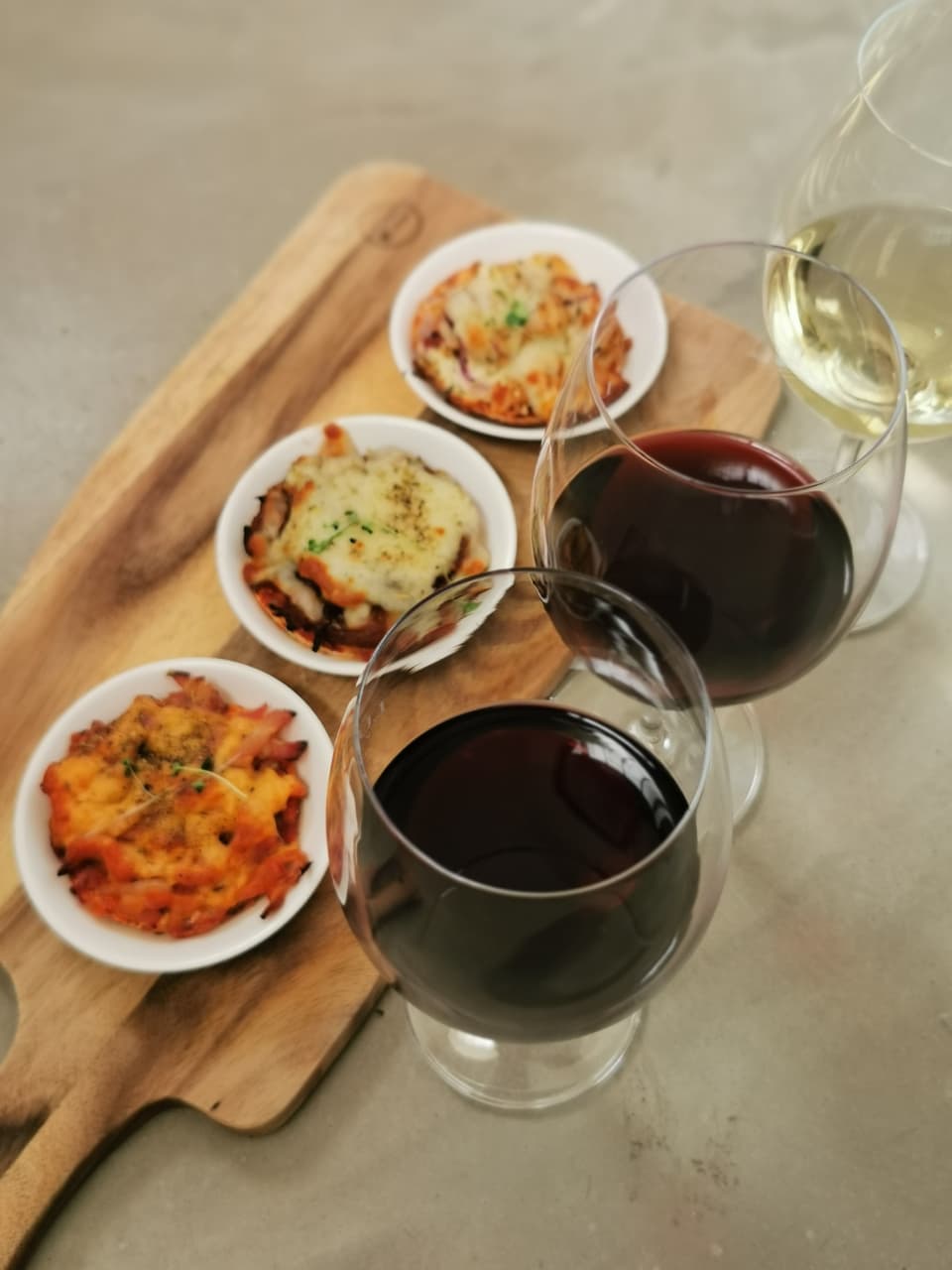 LUTZVILLE VINEYARDS